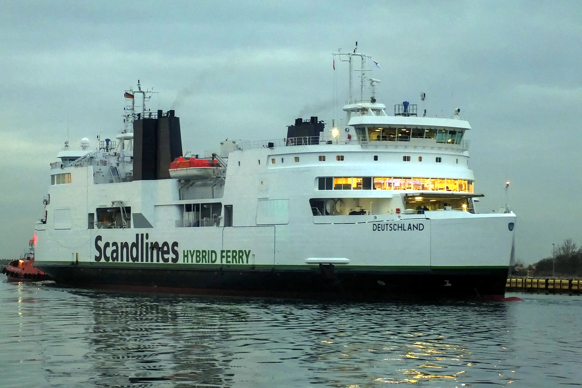 Prom opuszcza stocznię z zamontowanymi scrubberami i napisem HYBRID FERRY. Fot. A. Graczyk