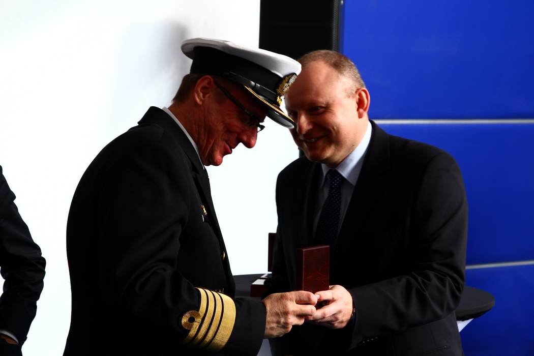 Medal odbiera kmdr Dariusz Olejnik
