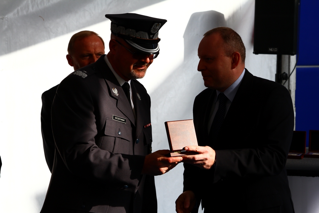 Medal odbiera gen. Sławomir Szczepaniak