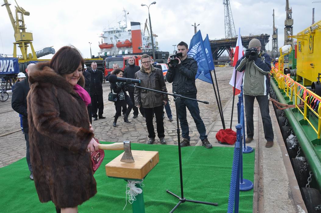 Katarzyna Jaros, matka chrzestna Krakena przecina linkę zwalniając butelkę szampana...