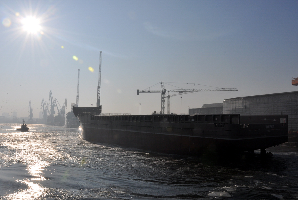 Statek PSV po zwodowaniu - widok od rufy