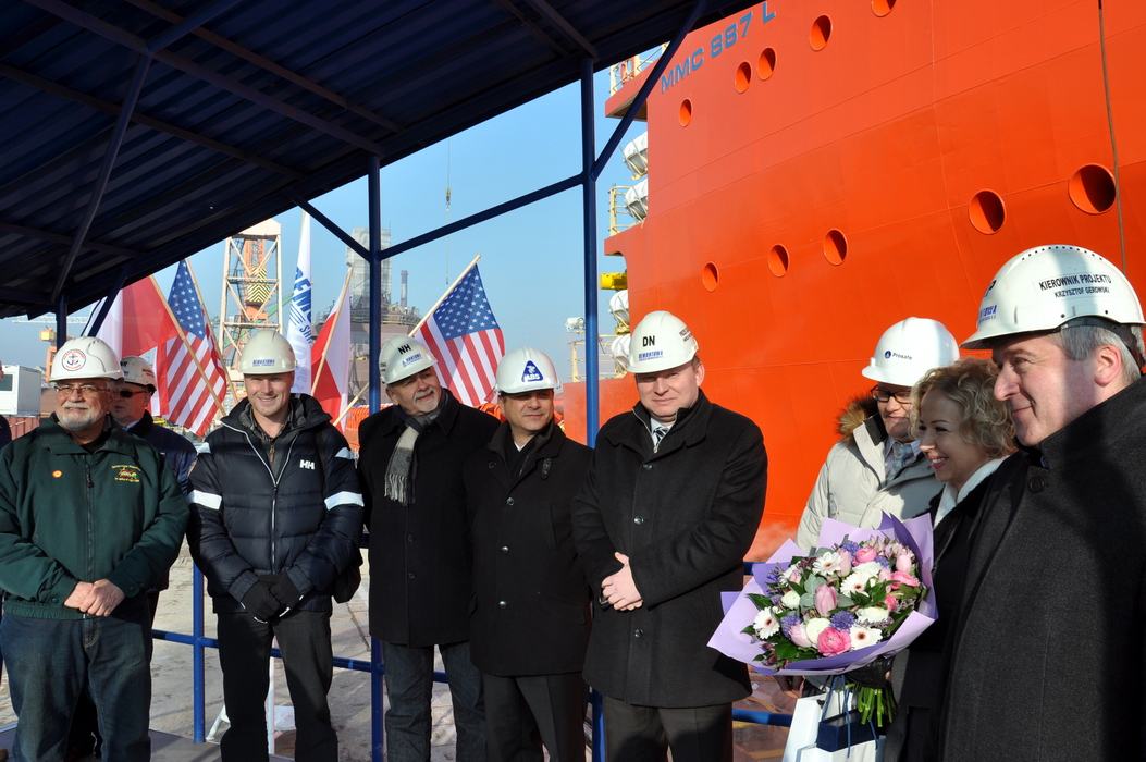 Przedstawiciele stoczni i armatora po chrzcie. Matka chrzestna - druga z prawej.