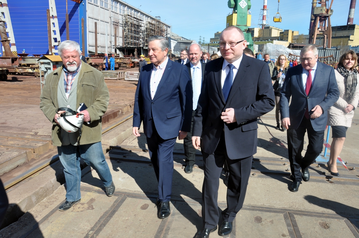 Przedstawiciele stoczni z grupy Remontowa Holding i armatora po wodowaniu