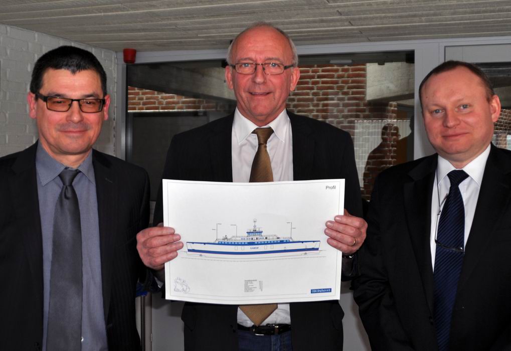 Kontrakt podpisany, od prawej: Andrzej Wojtkiewicz, prezes Remontowej Shipbuilding SA, przedtswiciel gminy Samsø i Jan Paszkowski, członek zarządu ds handlowych stoczni