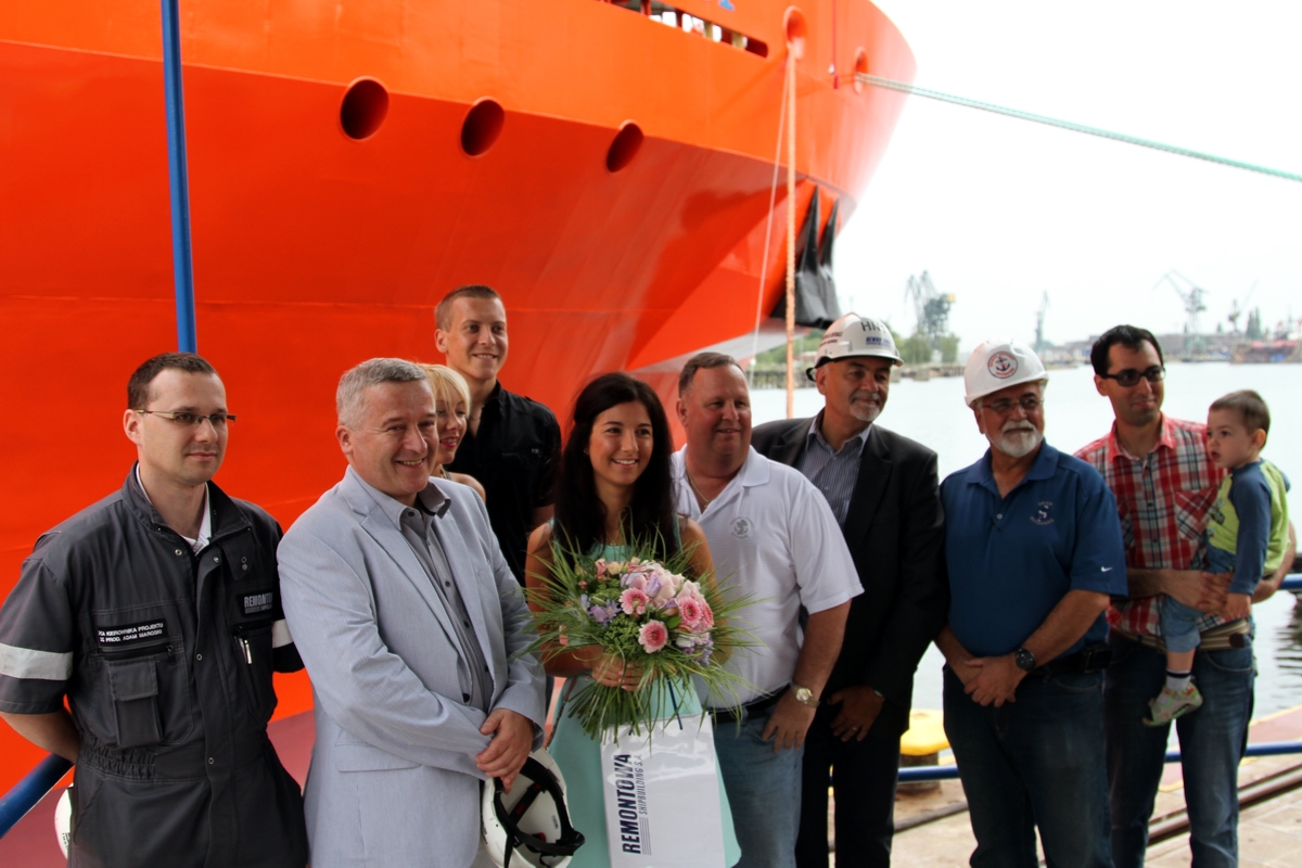 Przedstawiciele stoczni i armatora z matką chrzestną