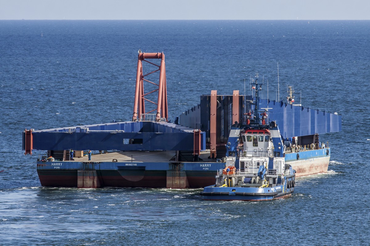 Zbudowane przez Vistal podpory suwnicy bramowej dla stoczni Meyer Turku wyholowywane z portu Gdynia
