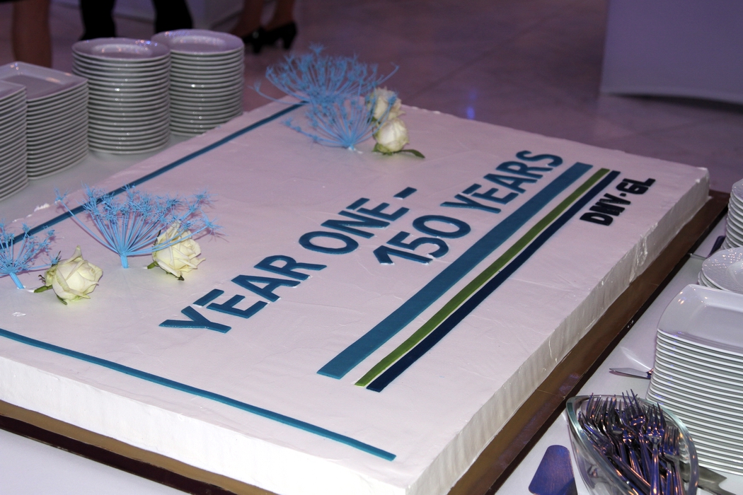 Jubileuszowy tort w barwach DNV GL