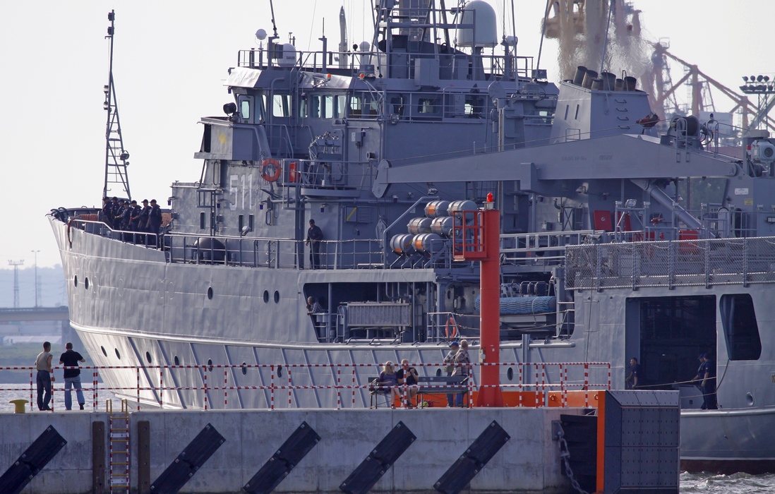 Okręt wracający do SMW po próbach morskich, mijający Ostrogę Pilotów w porcie gdyńskim