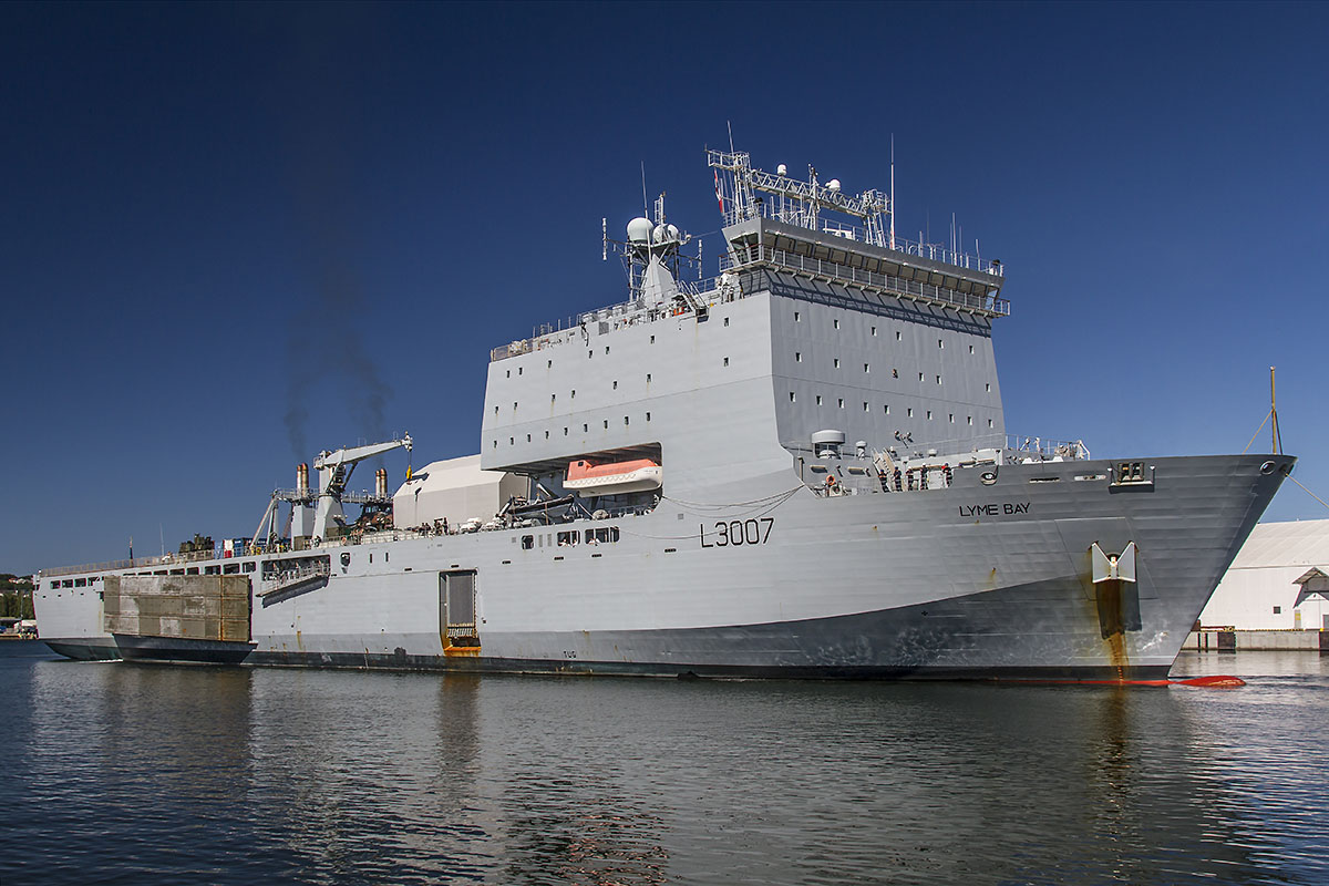 RFA Lyme Bay tuż przed zacumowaniem przy nab. Stanów Zjednoczonych w Gdyni