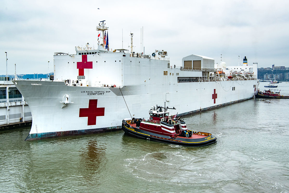 Statek - szpital USNS Comfort w Nowym Jorku