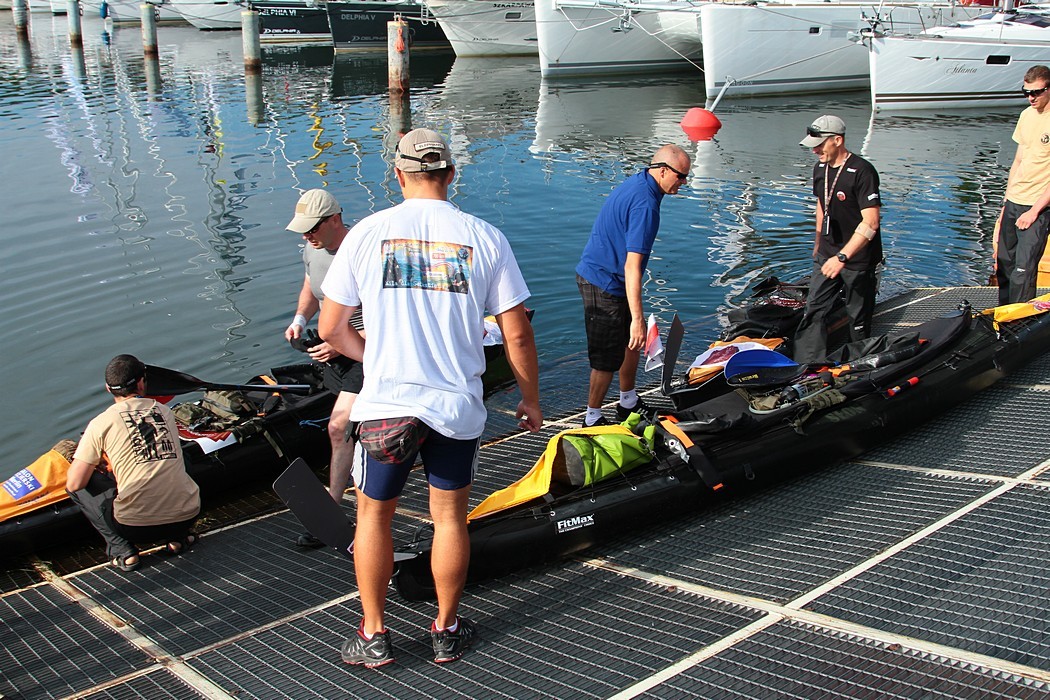 Kajaki spuszczane na wodę