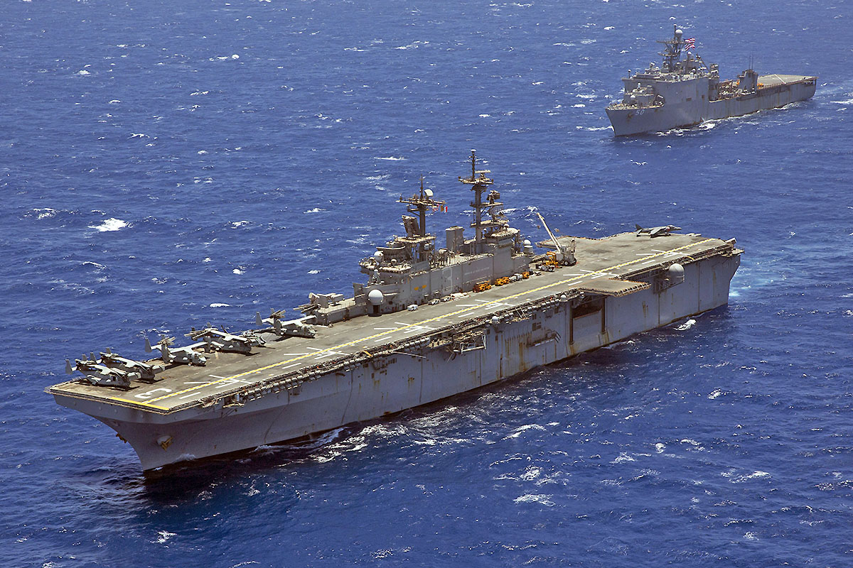 USS Kearsarge, na drugim planie USS Gunston Hall