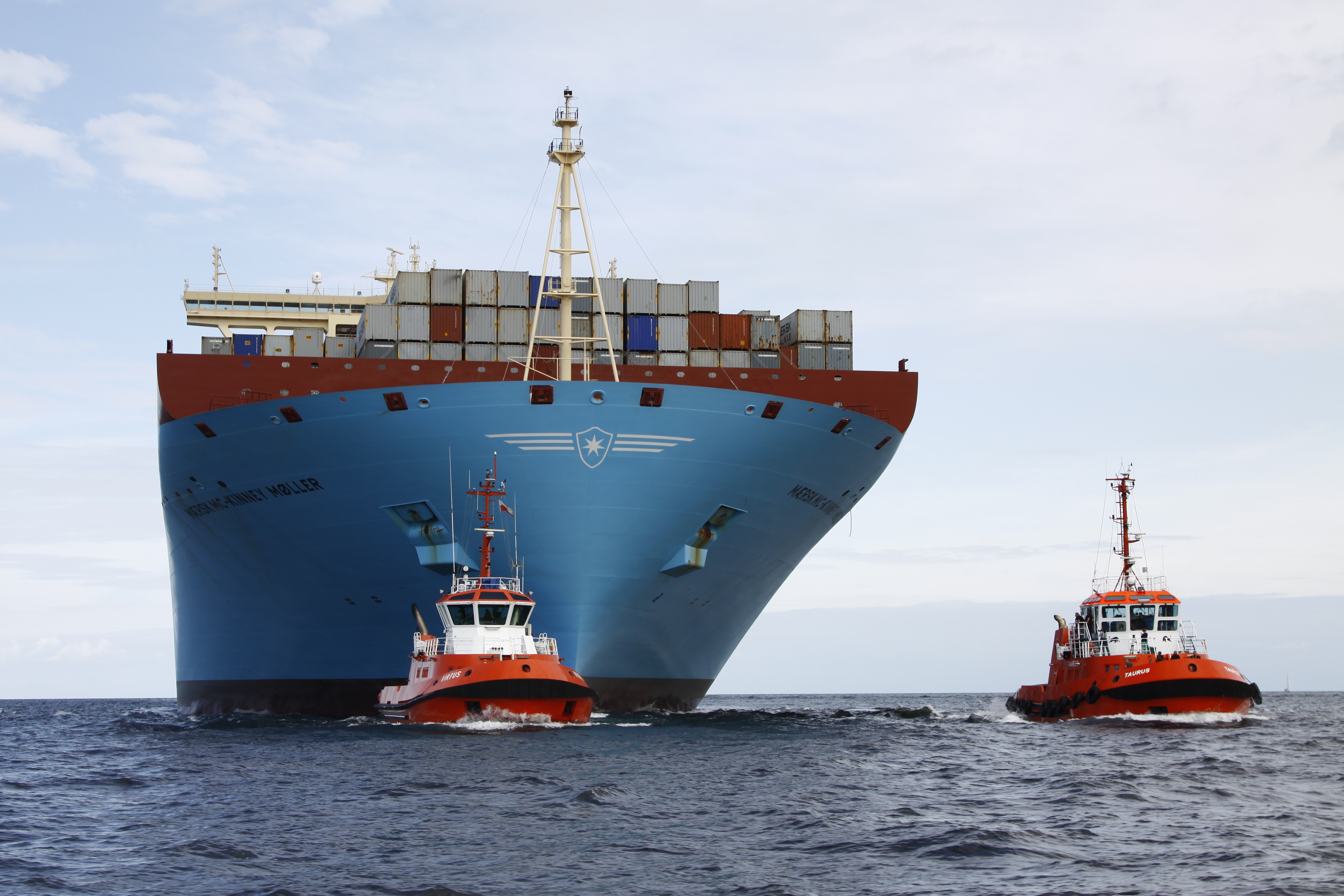 Asysta holowników prowadzących kontenerowiec Asysta holowników prowadzących kontenerowiec