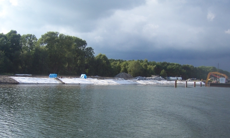 Prace przy umacnianiu brzegów