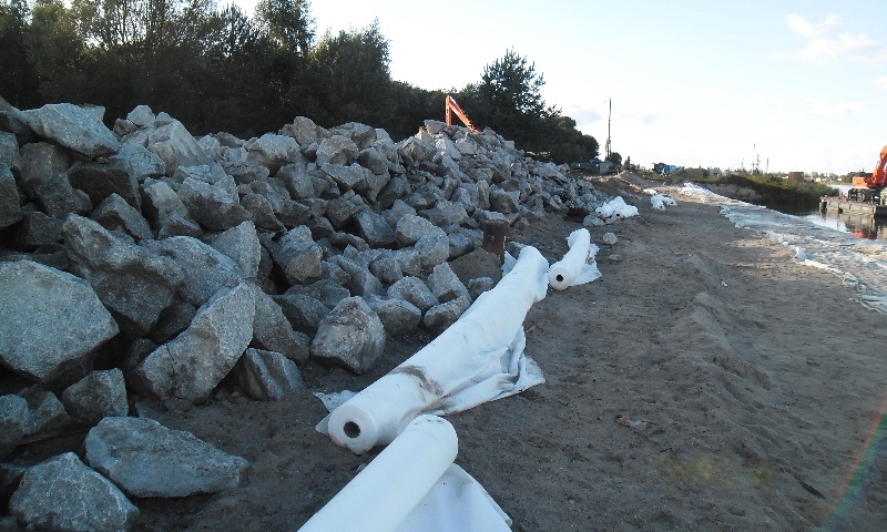 Prace przy umacnianiu brzegów