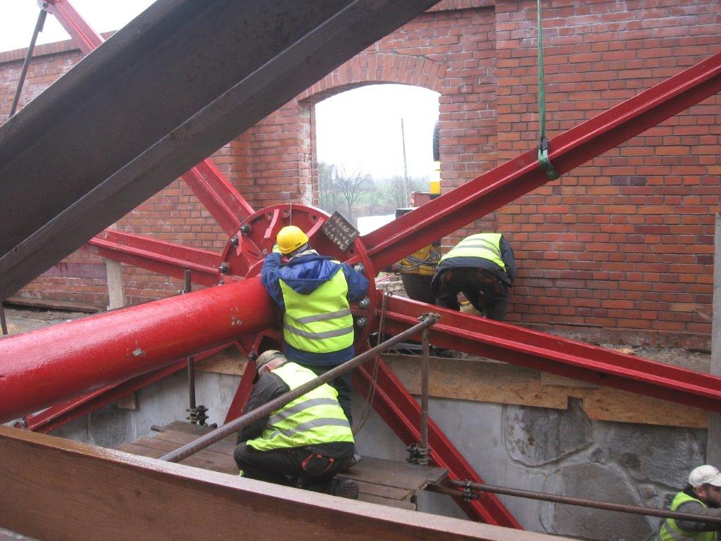 Prace montażowe w maszynowni na pochylni Oleśnica. Fot. RZGW Gdańsk 
