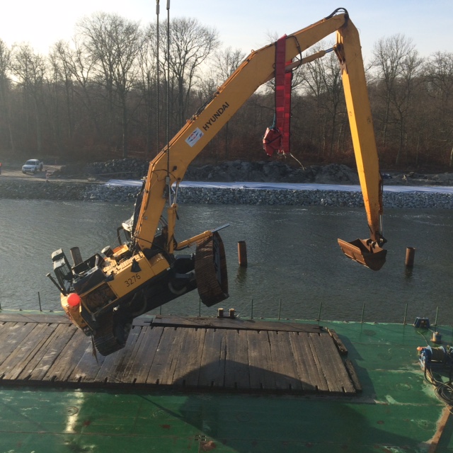Dźwig pływający Lodbrok wyciągnął koparkę, która wpadła do Kanału Piastowskiego w Świnoujściu.