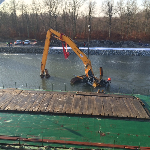 Dźwig pływający Lodbrok wyciągnął koparkę, która wpadła do Kanału Piastowskiego w Świnoujściu.