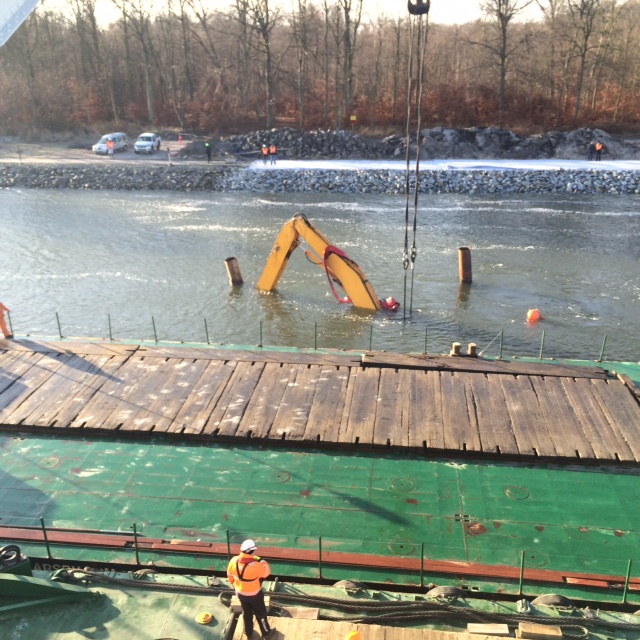 Dźwig pływający Lodbrok wyciągnął koparkę, która wpadła do Kanału Piastowskiego w Świnoujściu.