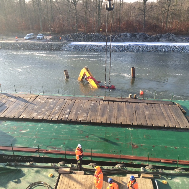 Dźwig pływający Lodbrok wyciągnął koparkę, która wpadła do Kanału Piastowskiego w Świnoujściu.