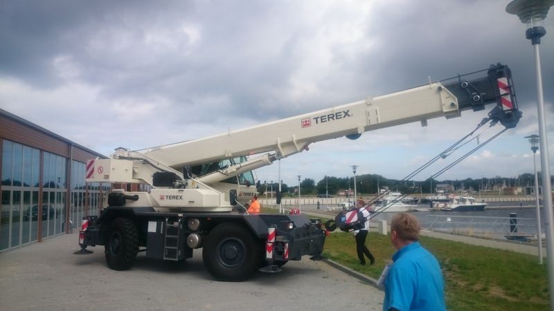Dźwig terenowy o max udźwigu 32 t. (Fot.: Darłowo.pl)
