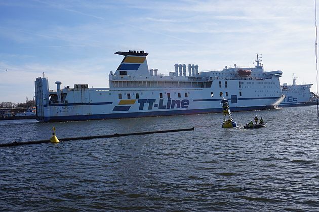 Świnoujście: akcja wydobycia zatopionego holownika rozpoczęta