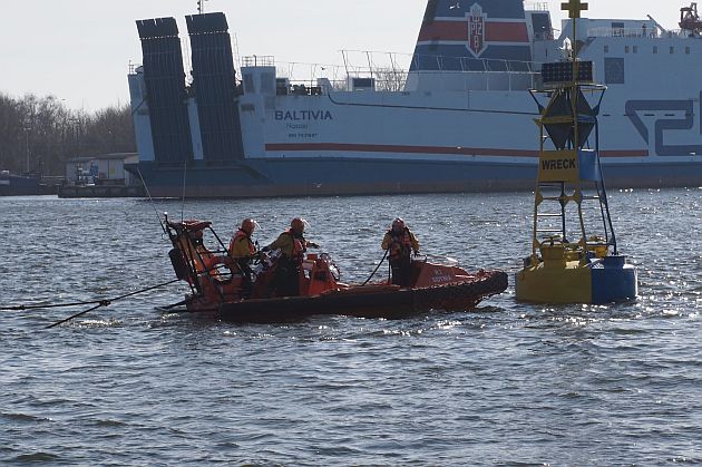 Świnoujście: akcja wydobycia zatopionego holownika rozpoczęta