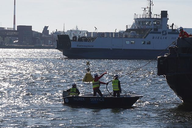 Świnoujście: akcja wydobycia zatopionego holownika rozpoczęta