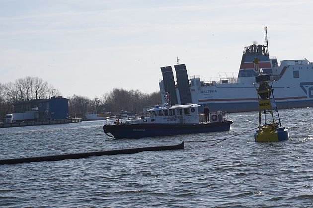 Świnoujście: akcja wydobycia zatopionego holownika rozpoczęta