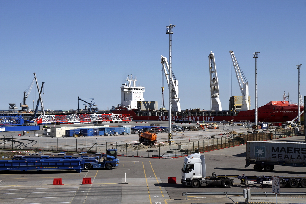 Statek przy nabrzeżu T2, z dwiema pierwszymi suwnicami STS