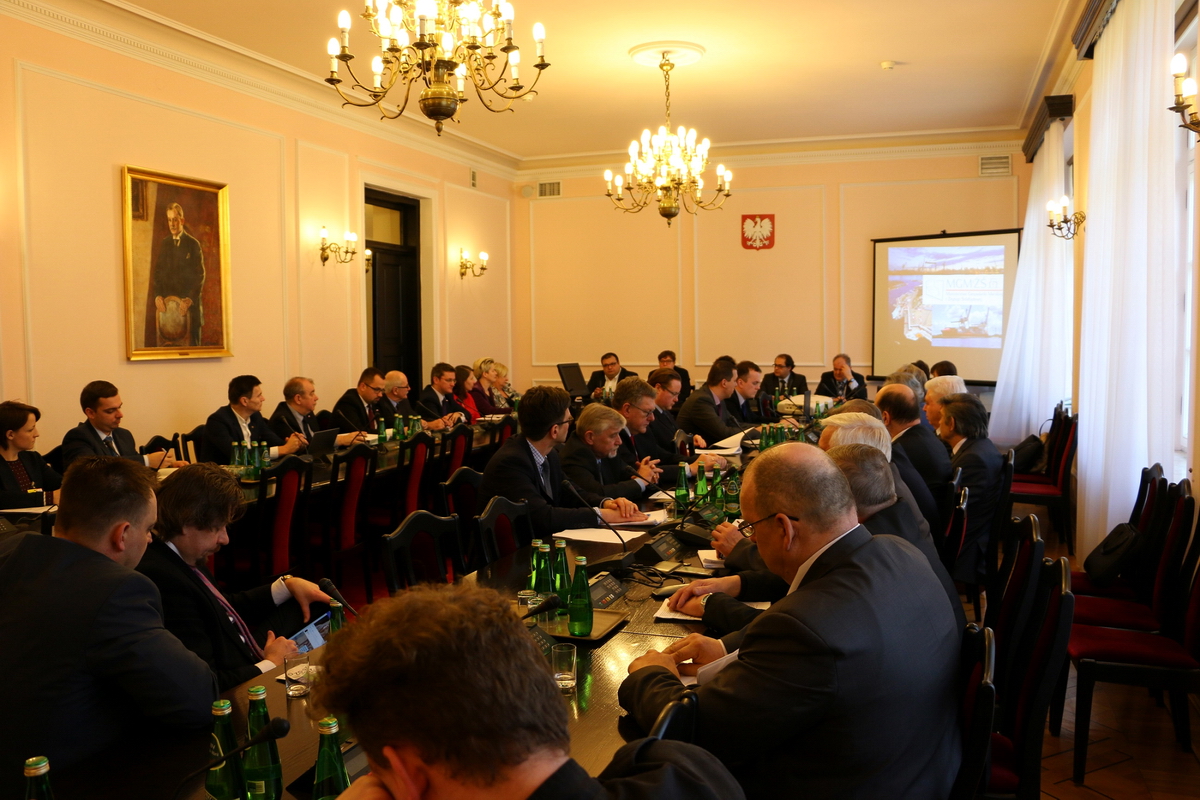 Posłowie podczas obrad sejmowej Komisji Gospodarki Morskiej i Żeglugi Śródlądowej