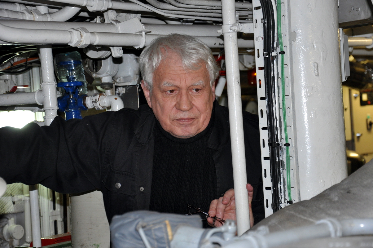 Starszy mechanik Jacek Więckowski w siłowni Oceanii
