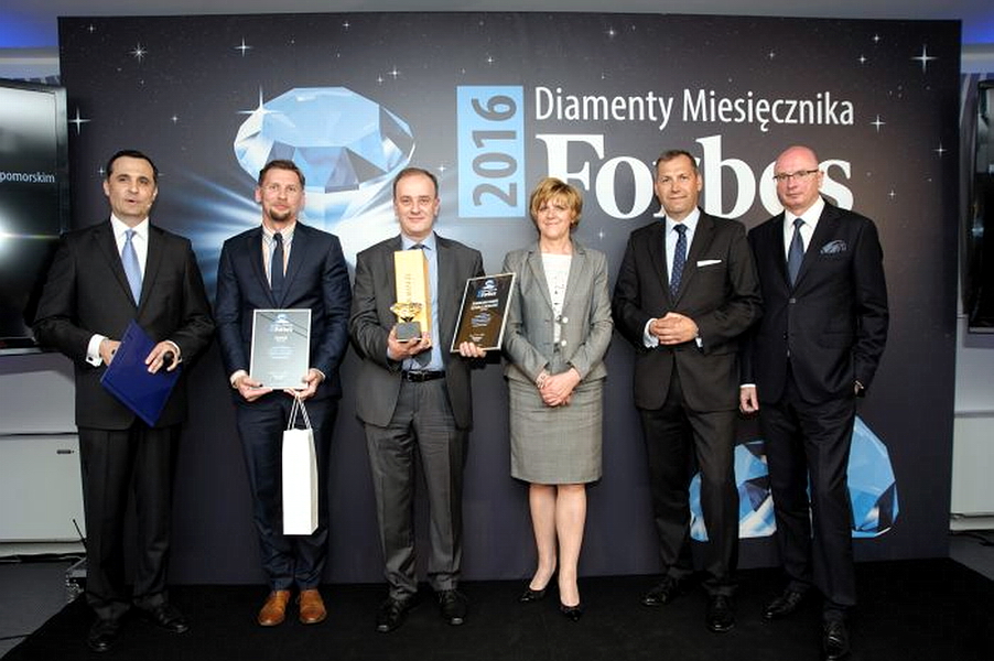 Prezes RMDC Andrzej Aksman (trzeci od lewej) podczas wręczenia nagród. Fot.: Forbes