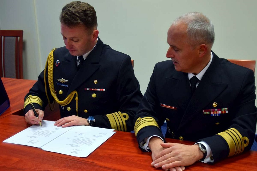 Kmdr Artur Kołaczyński objął dowodzenie Morską Jednostką Rakietową w Siemirowicach (Fot.: A. Sech) Kmdr Artur Kołaczyński objął dowodzenie Morską Jednostką Rakietową w Siemirowicach (Fot.: A. Sech)