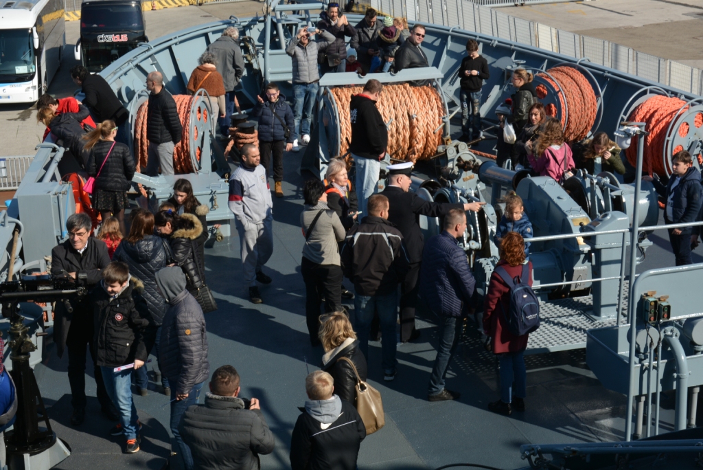 Ponad 600 osób weszło na pokład okrętu, aby posłuchać i zobaczyć na własne oczy jak wygląda okręt MW i służba na nim polskich marynarzy (Fot.: P. Adamczak)