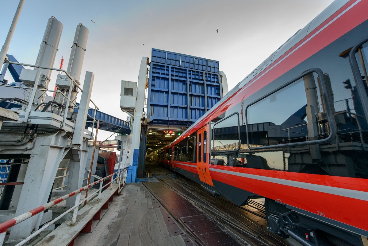 Skład został przetransportowany na pokładzie promu kolejowego Kopernik