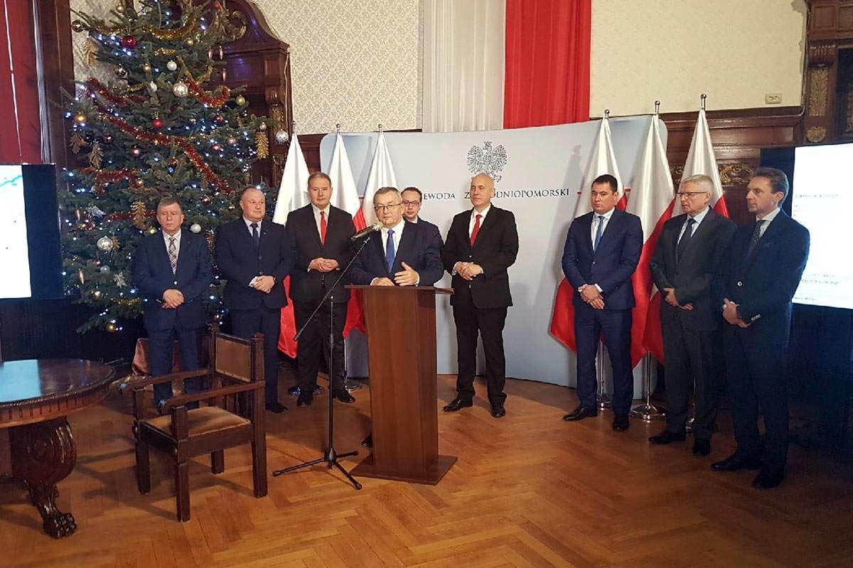 Minister Andrzej Adamczyk na podpisaniu umów na S3