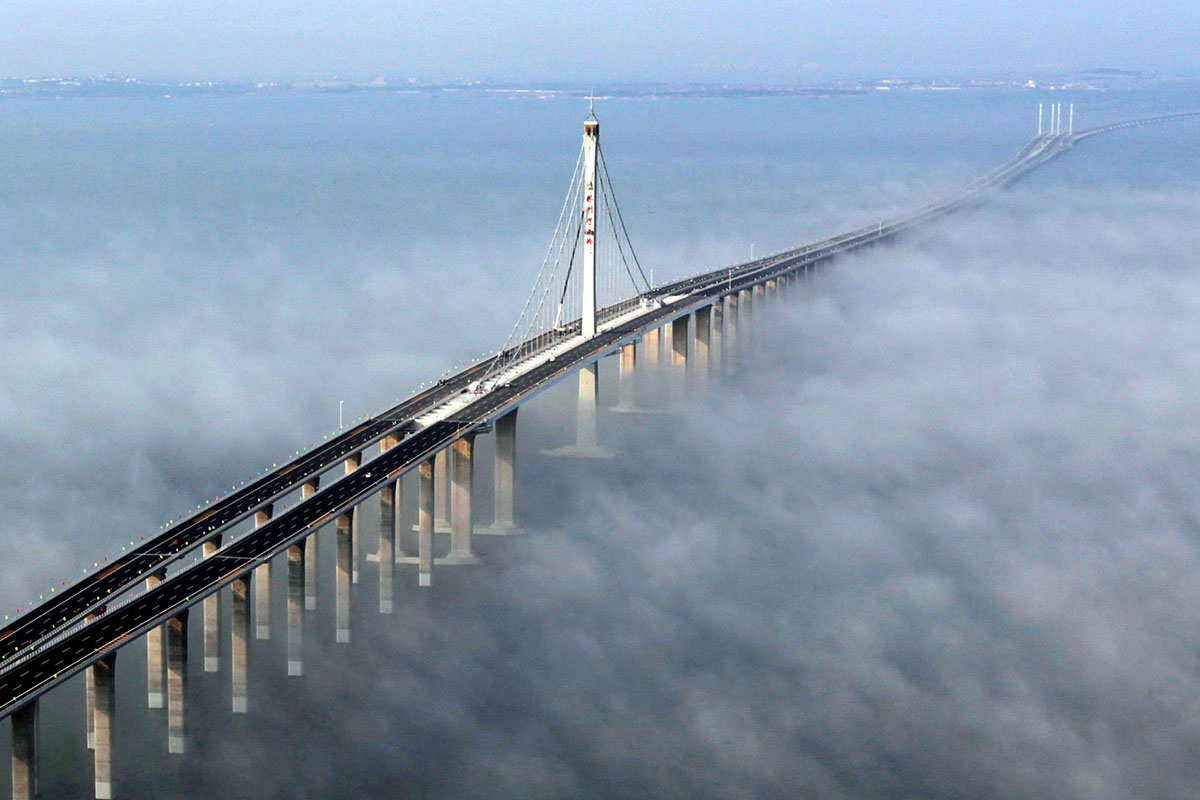 Мост в никуда. Циндаоский мост в Китае. Циндаоский мост через залив. Мост “Storseisundet Bridge”.