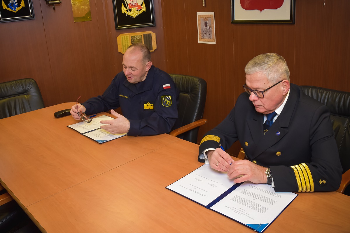 Kontradmirał Mirosław Jurkowlaniec oraz dyrektor Urzędu Morskiego w Gdyni kpt.ż.w. Wiesław Piotrzkowski podpisują porozumienie w zakresie współpracy szkoleniowej