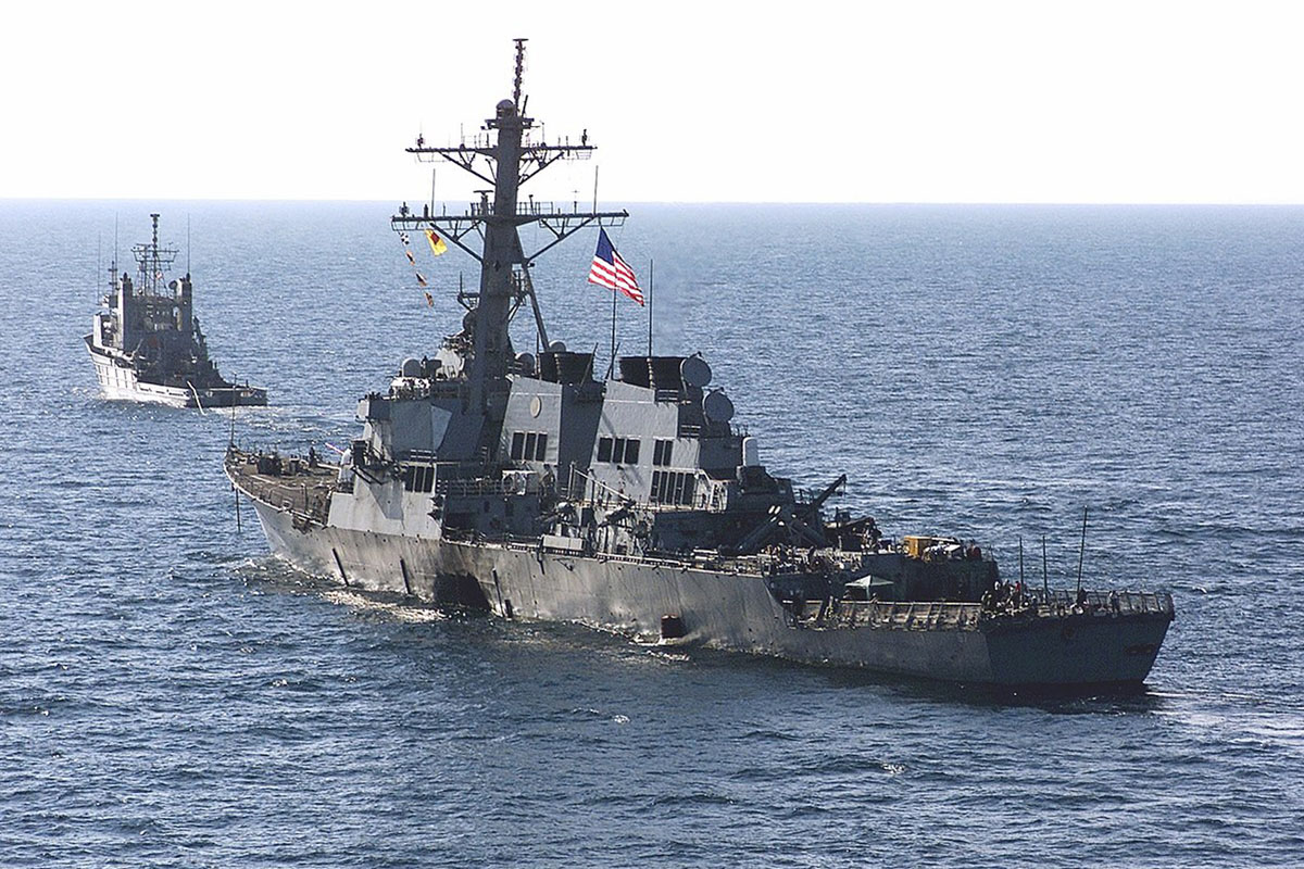 USS Cole z widocznym dużym uszkodzeniem na lewej burcie