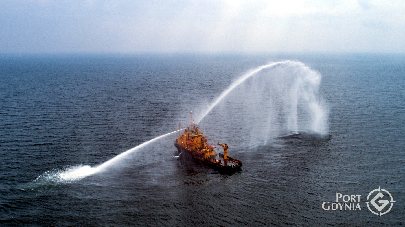 Statek SAR Kapitan Poinc rozpostarł swoje 'wodne skrzydła'. Fot.: Port Gdynia
