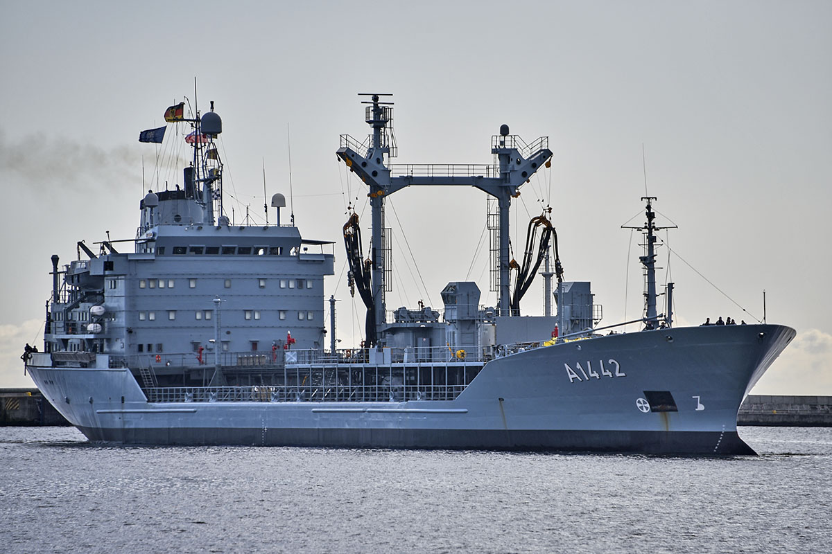Okręt zespołu SNMG1 w Gdyni