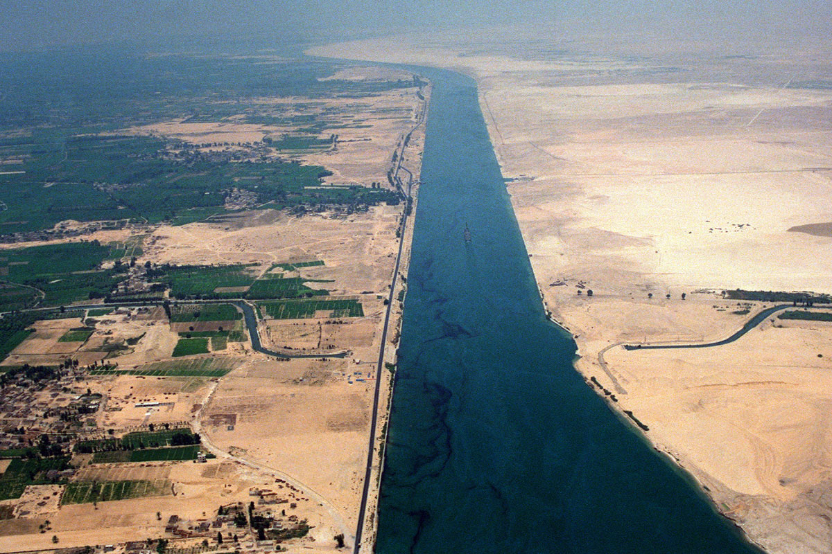 Суэцкий канал сколько каналов. Суэцкий канал. Суэцкий канал фото. Канал в Египте. Суэц Египет.