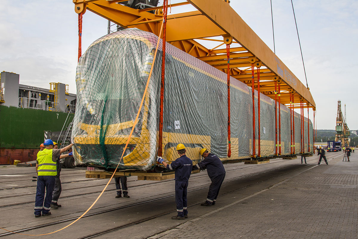 Ciężarowiec konwencjonalny AAL Bangkok i jego ładunek - trawmwaje dla Warszawy