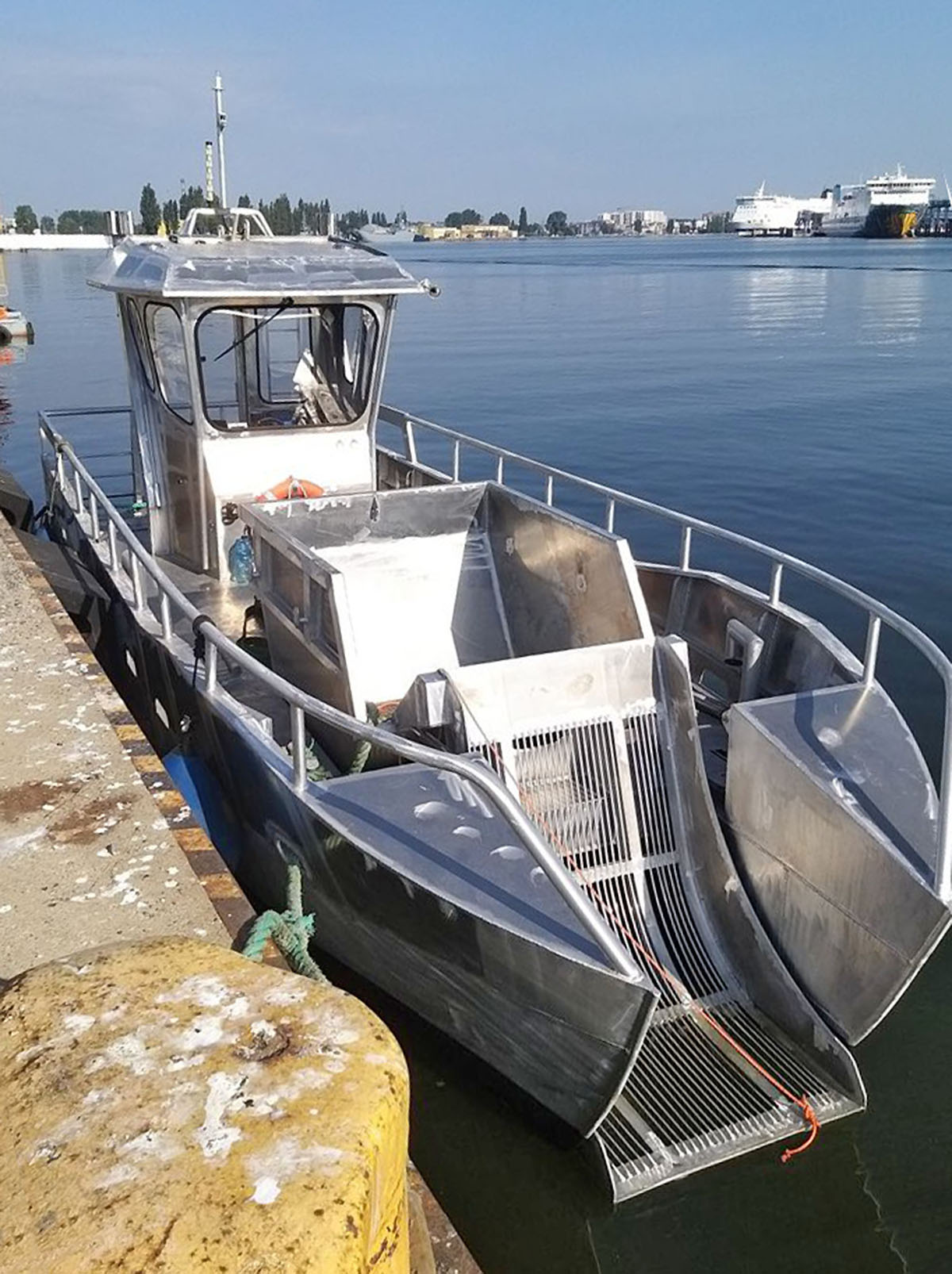 Oczyszczająca akweny łódź ZUT-u i Alumare.