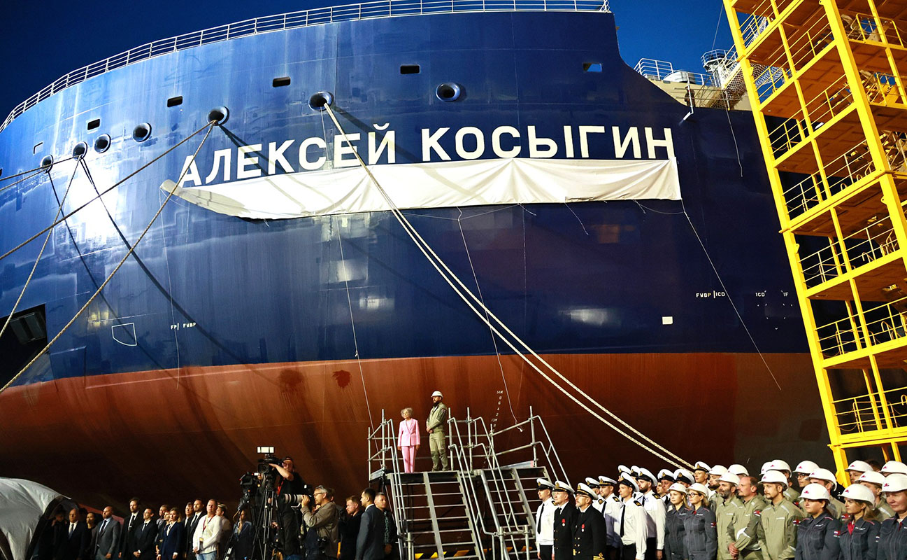 Chrzest dwóch statków w stoczni Zvezda z udzialem Putina