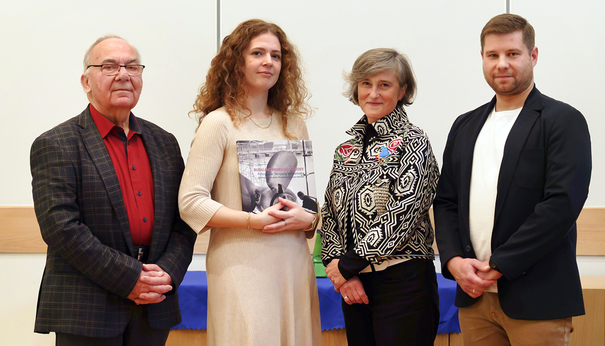 Wodowanie albumu. Od lewej: Maciej Multaniak, dr Anna Polańska, Aleksandra Kucharska oraz Jakub Adamczak. Fot. Hanna Borkowska