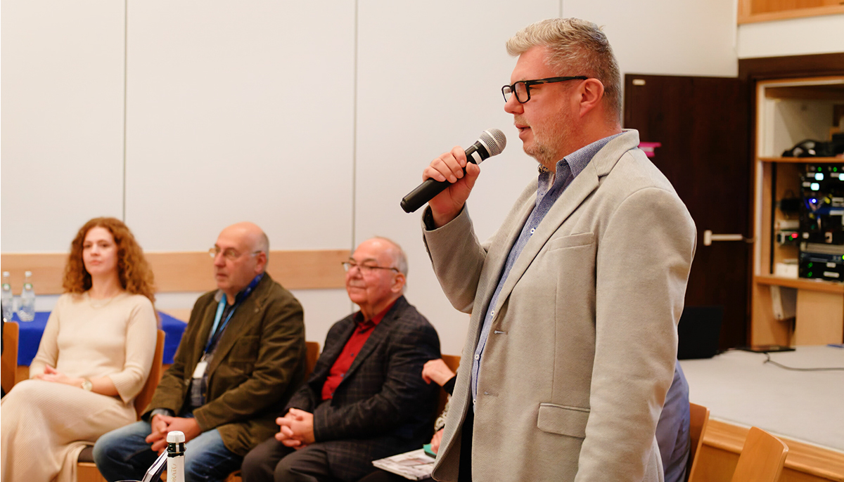 P.o. dyr. NMM Szymon Kulas wita gości podczas uroczystości wodowania albumu. Fot. Hanna Borkowska