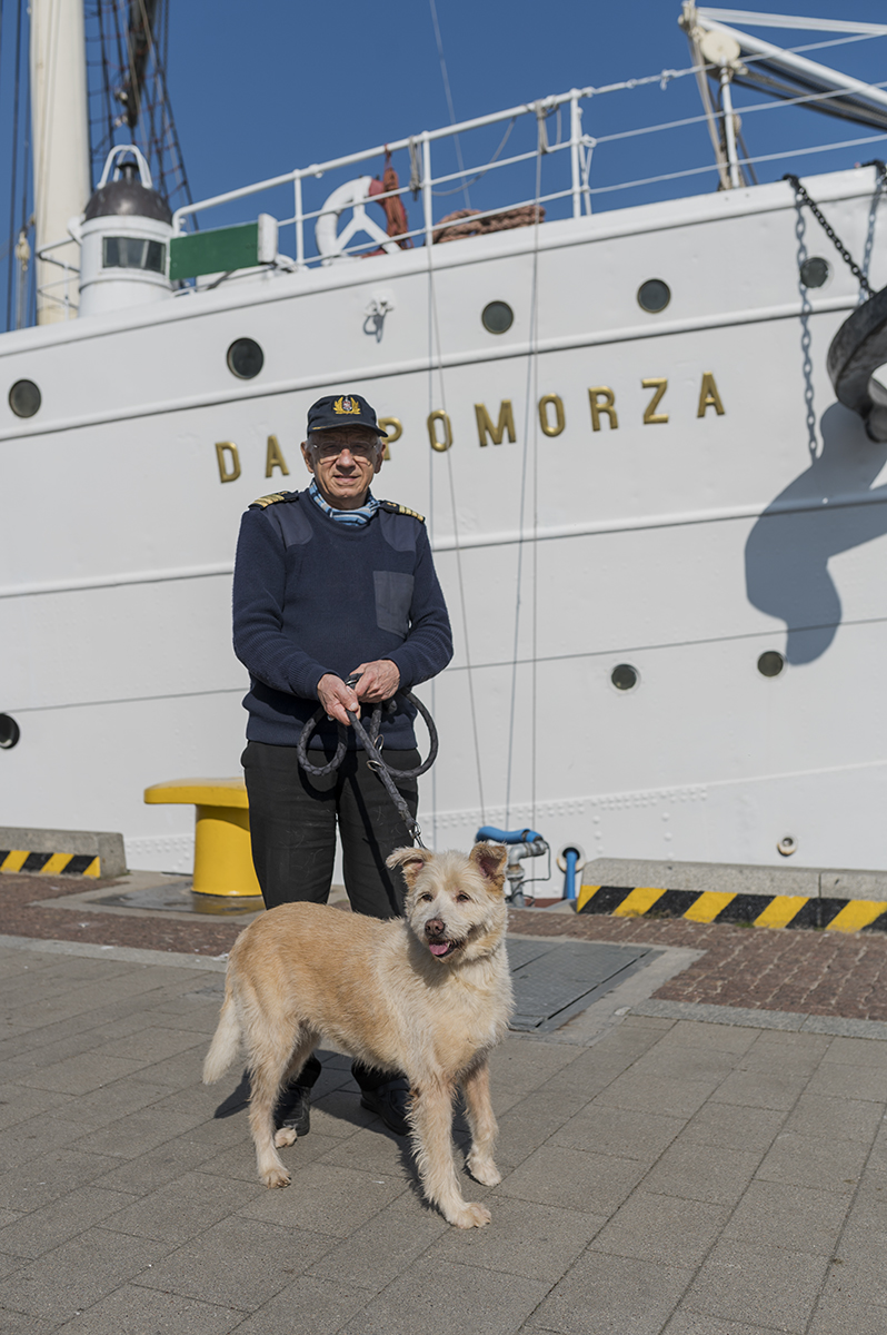 Suczka Zula, wraz z kapitanem „Daru Pomorza” Zbigniewem Nadolskim. Fot. Paweł Jóźwiak