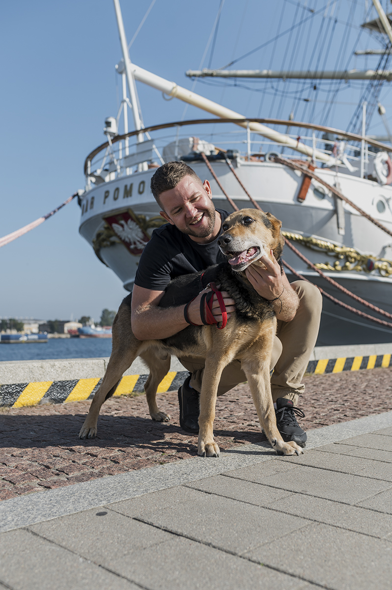 Pies Marlon w towarzystwie Łukasza Grygiela z Działu Promocji NMM. Fot. Paweł Jóźwiak